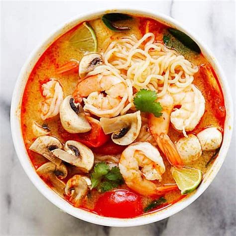  Cold Noodle Soup with Spicy Sesame Paste: A Tangy Dance Between Slippery Noodles and Fiery Flavors!