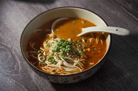  Deyang Spicy Dan Dan Noodles: A Symphony of Sizzling Spice and Umami-Rich Broth!