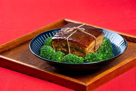  Dongpo Pork: Where Exquisite Slow Braising Meets Melt-In-Your-Mouth Tenderness!