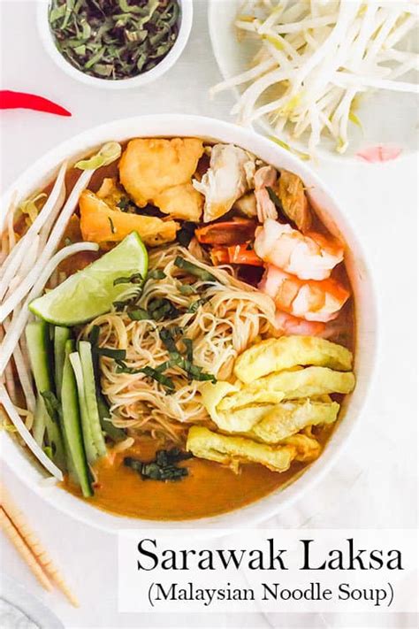  Laksa Sarawak: A Creamy Coconut Broth Symphony Meets Spicy, Tangy Seafood Delight!