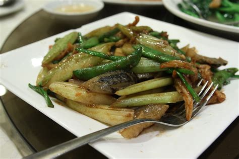  Crispy Fried Sea Cucumber With Garlic and Chili: Can This Delicacy Truly Capture Both Oceanic Depth and Fiery Delight?