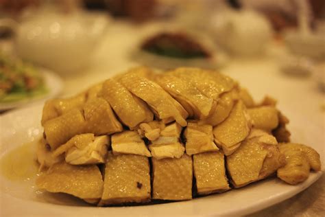  Heyuan Hakka Salt-Baked Chicken: Crispy Skin Meets Succulent Meat in a Dish Steeped in Tradition