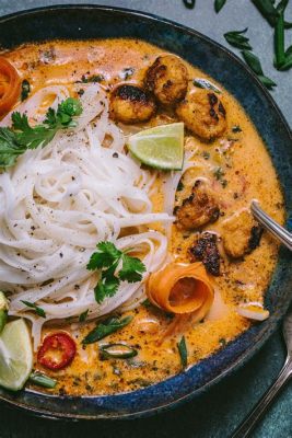  Khao Soi: A Soul-Soothing Symphony of Spicy Coconut Curry and Crispy Fried Noodles!