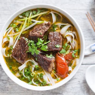  Savory Tongliao Beef Noodle Soup: An Explosion of Aromatic Spices Meets the Comforting Embrace of Hand-Pulled Noodles