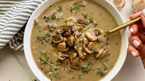  Stewed Mushroom Noodle Soup:  A Culinary Symphony of Umami-Rich Broth and Delicate, Hand-Pulled Noodles?